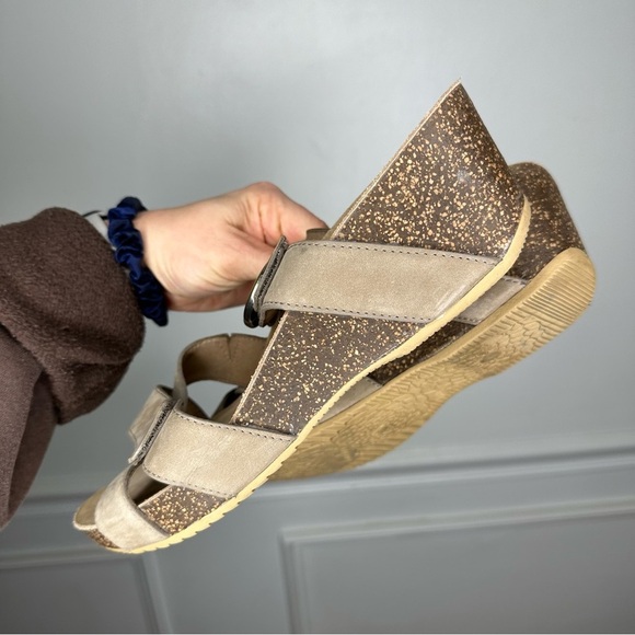Dansko Susie Taupe Milled Nubuck Wedge Sandal Womens EU 42 US 11.5-12 - Picture 8 of 10
